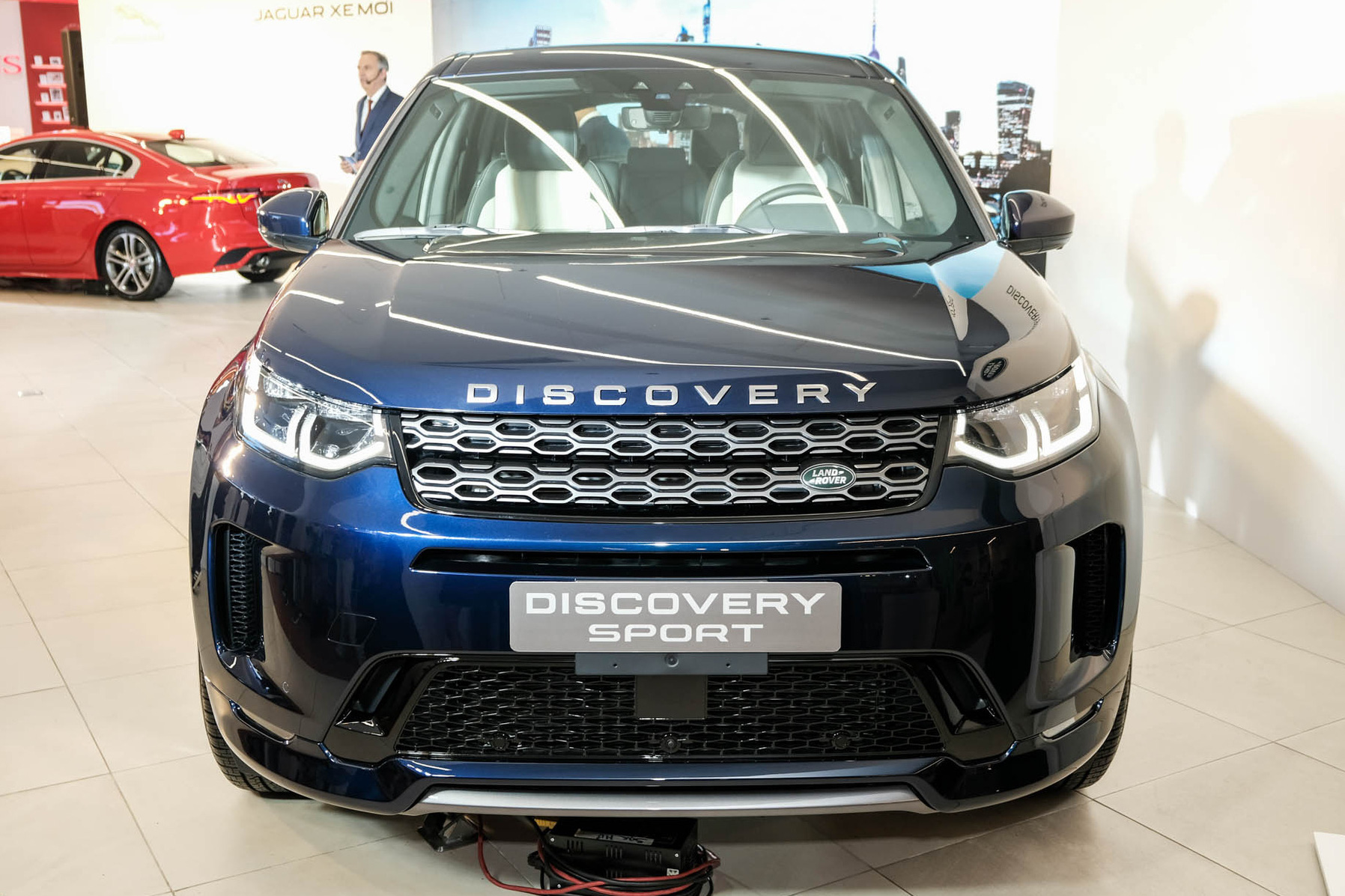 Land Rover Discovery Sport 2020 ra mắt khách Việt: 5 phiên bản, giá cao nhất hơn 3,8 tỷ đồng, nhiều tùy chọn cơ bản nhưng phải trả thêm tiền