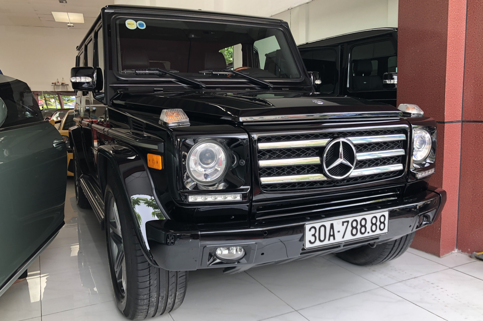 Hàng hiếm Mercedes-Benz G55 AMG biển số tứ quý 8 của Hà Nội nằm trong showroom xe sang có tiếng tại Sài Gòn