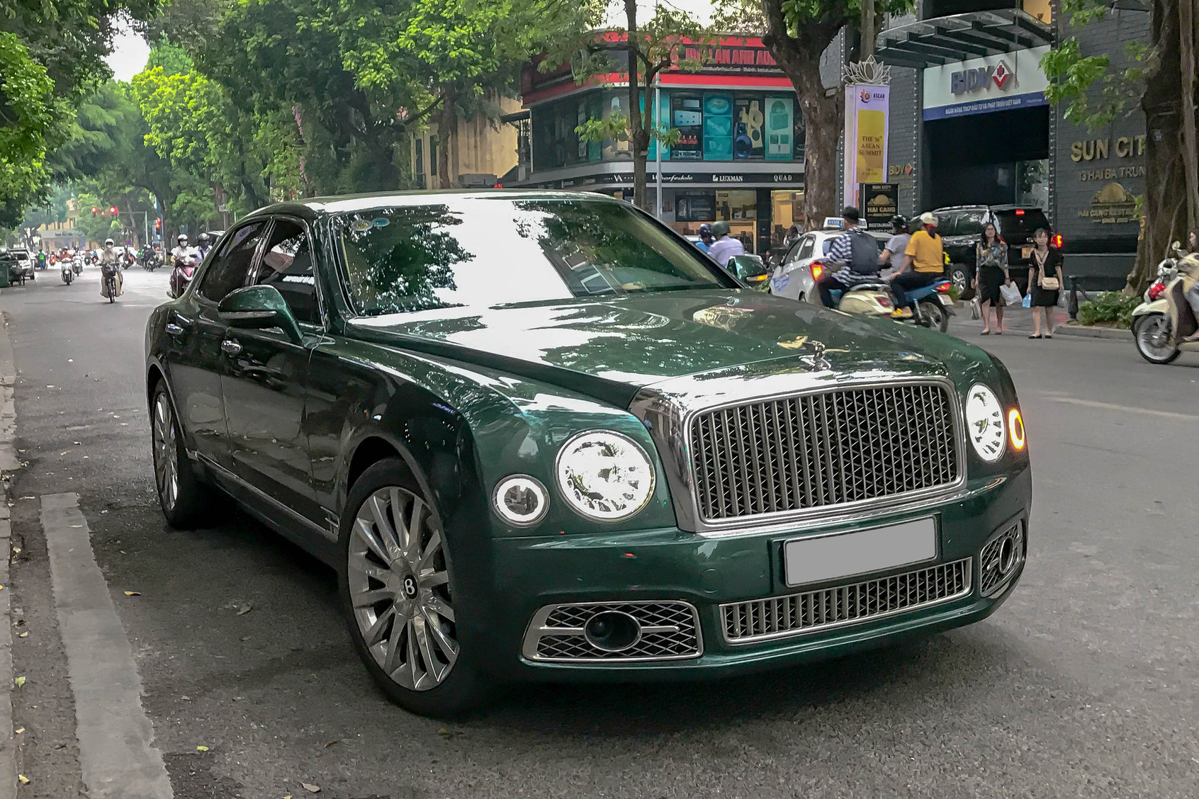 Bentley Mulsanne First Edition với màu sơn độc từng gây xôn xao tại Phú Thọ xuất hiện tại Hà Nội