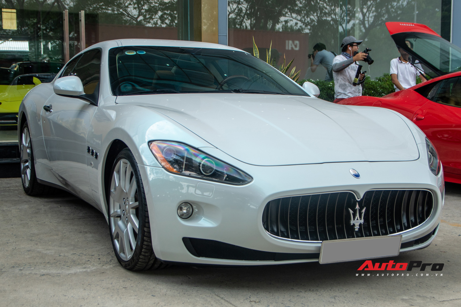 Kỳ công nửa tháng &quot;đổi màu&quot; Maserati GranTurismo với màu sơn tán sắc lấy cảm hứng từ hypercar Aston Martin Valhalla
