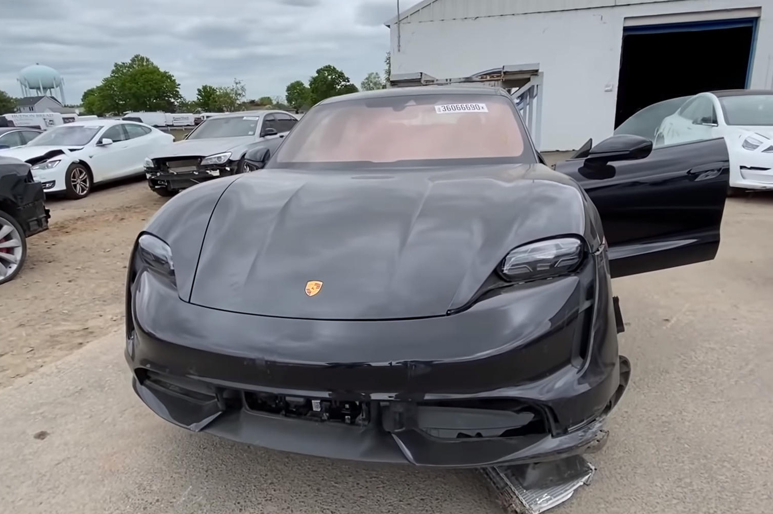 Mở bán chưa bao lâu, Porsche Taycan đã có 'phiên bản sắt vụn'