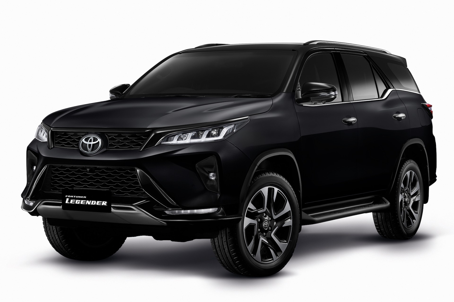 Quên TRD Sportivo đi, Toyota Fortuner giờ có bản thể thao Legender đẹp và xịn như Lexus qua bộ ảnh chi tiết mới