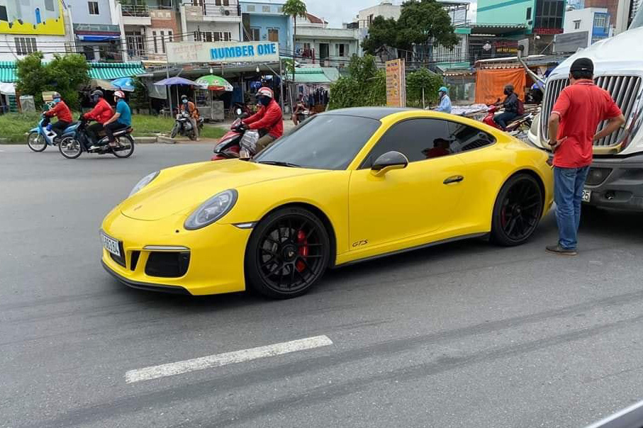Hàng hiếm Porsche 911 Carrera GTS giá gần 8 tỷ đồng màu vàng va chạm với container tại Sài Gòn
