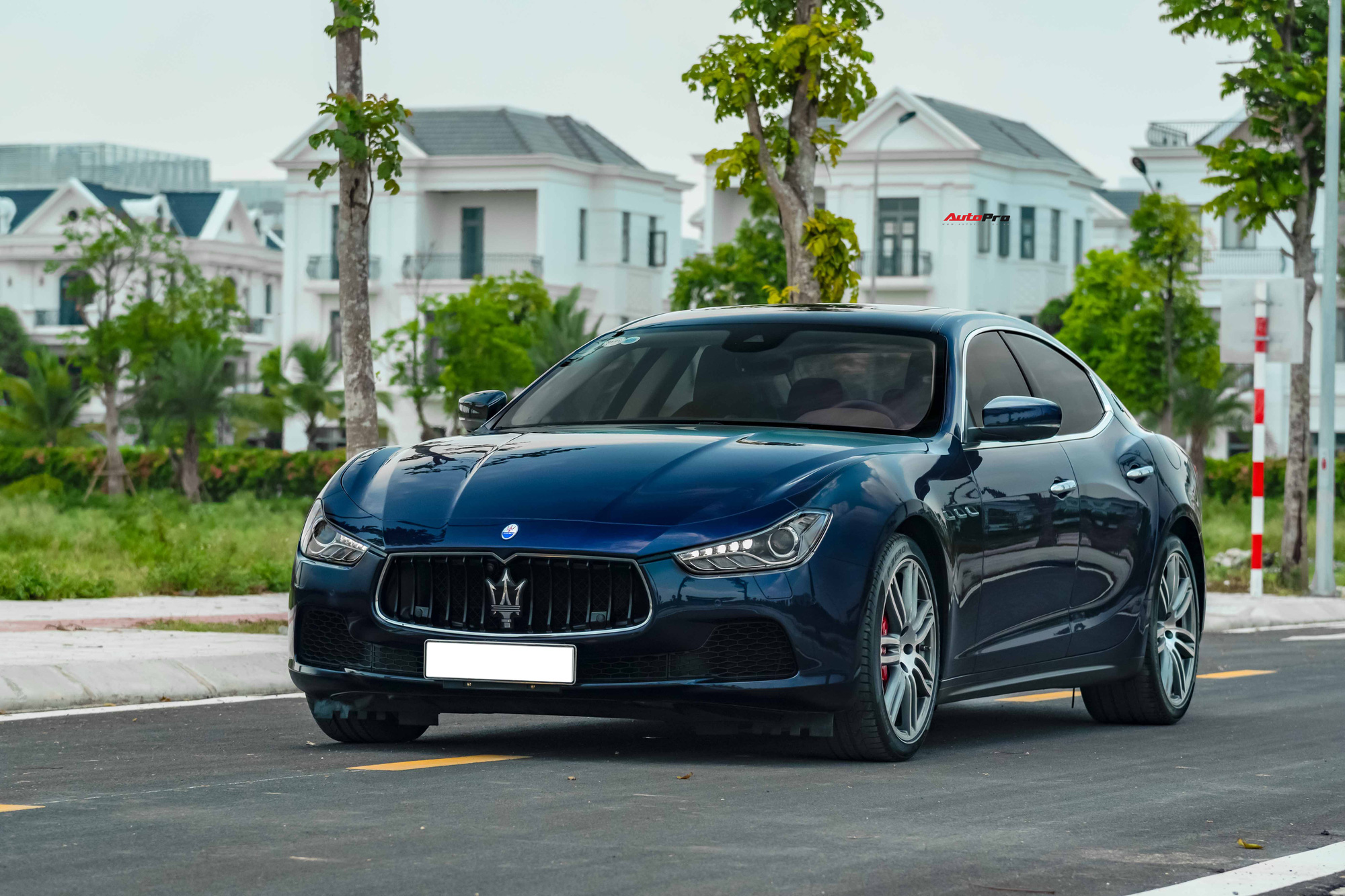 Mới chạy gần 20.000 km, chủ nhân Maserati Ghibli bán lại rẻ hơn xe mới gần 2 tỷ đồng