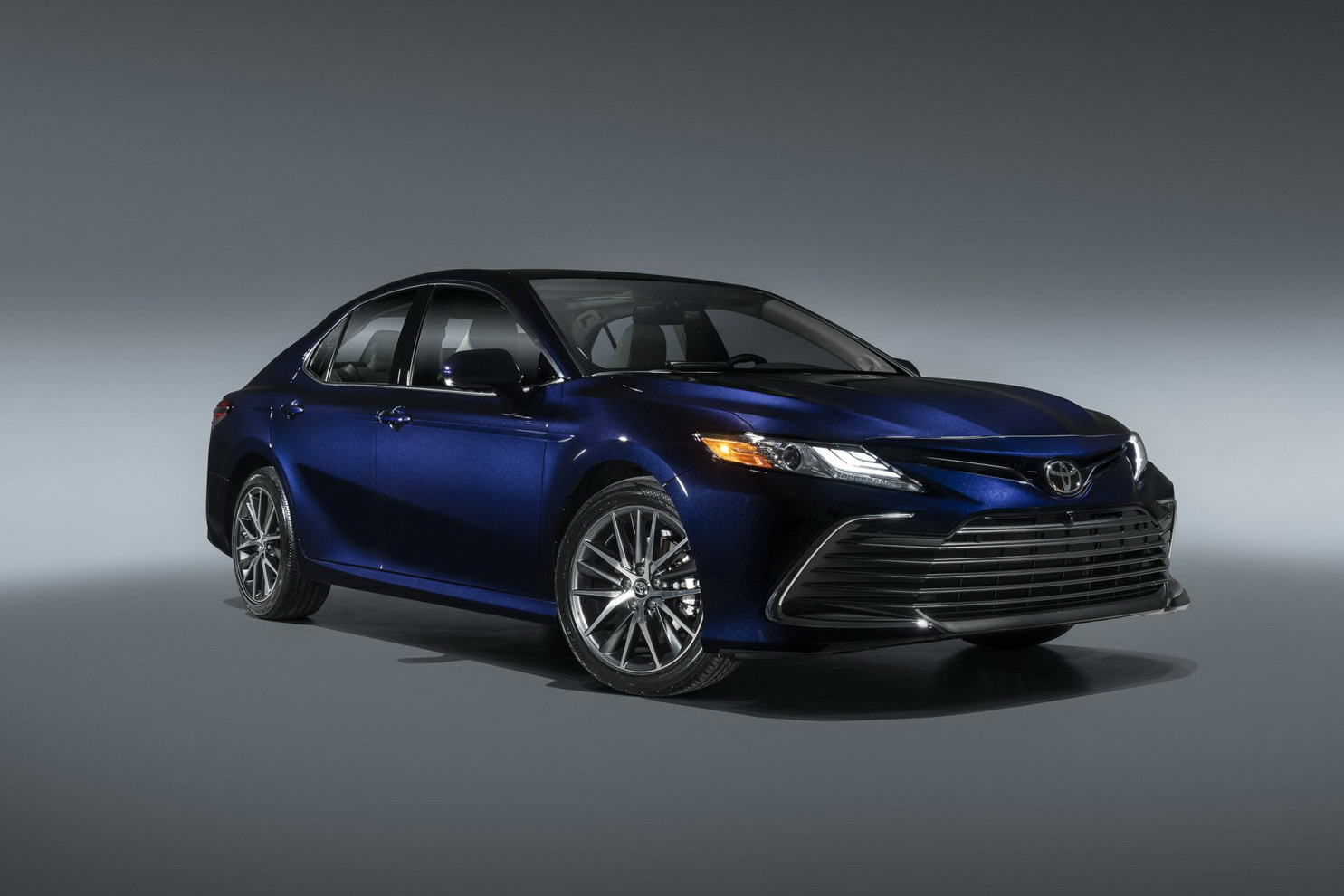 Ra mắt Toyota Camry 2021: Bổ sung công nghệ an toàn, đấu Honda Accord và Mazda6