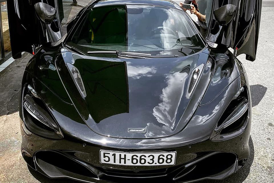 Siêu xe McLaren 720S Spider màu đen của đại gia Sài thành đã có biển số