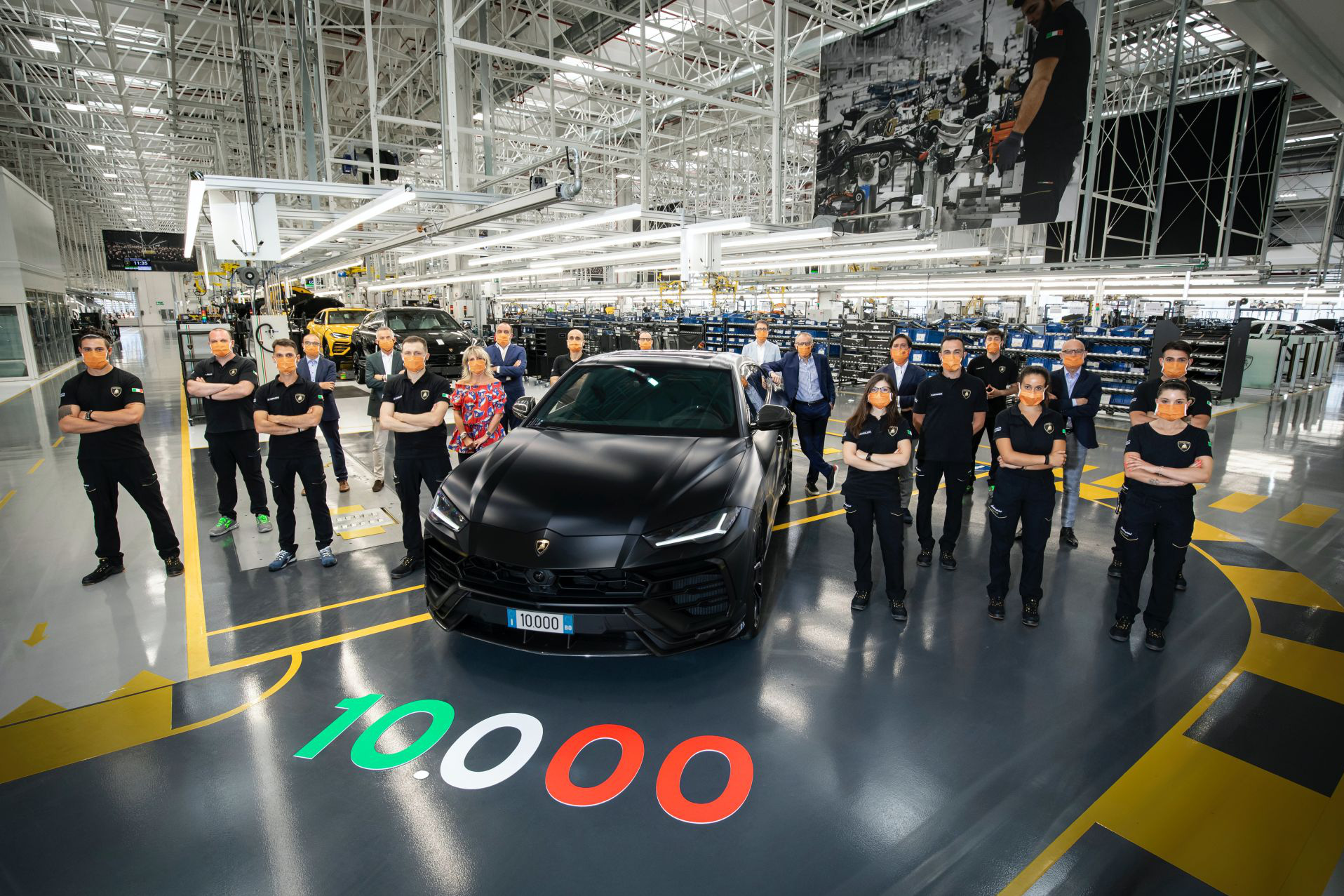 Urus trở thành ngòi nổ doanh số của Lamborghini với 10.000 xe xuất xưởng sau 2 năm
