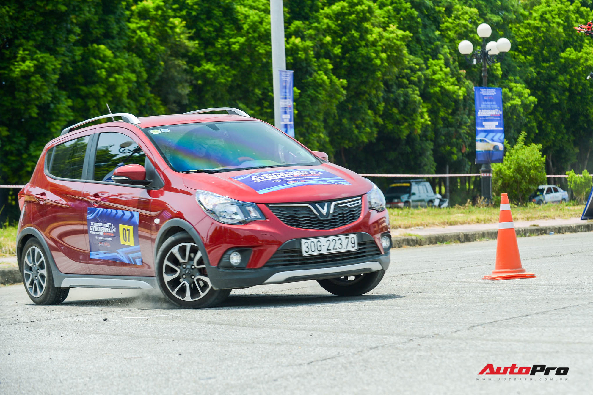 Góc trầm trồ: VinFast Fadil, Toyota Vios chạy gymkhana 'gắt' không kém BMW tiền tỉ