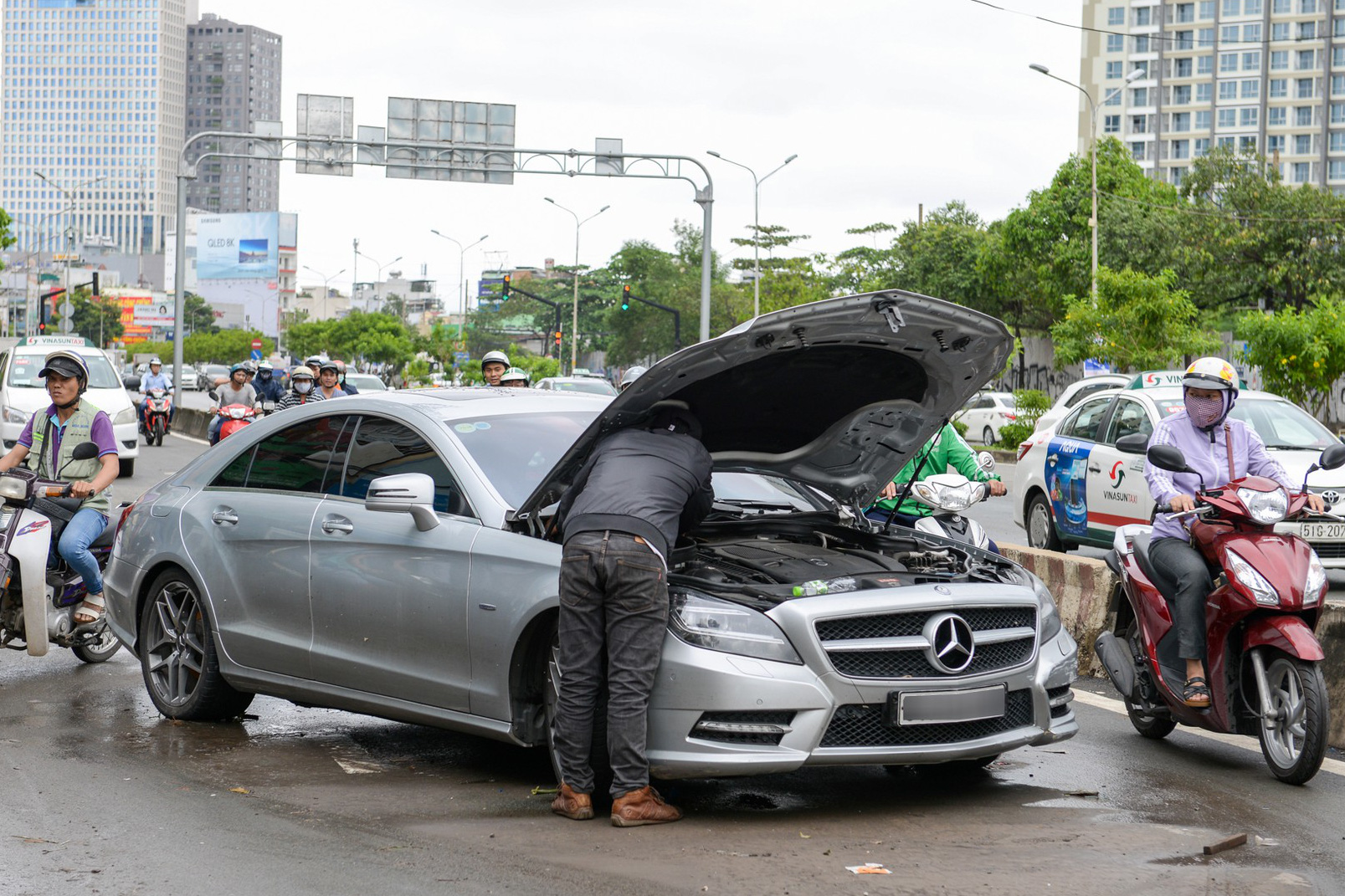 Mercedes-Benz tung gói hỗ trợ đặc biệt cho chủ xe tại Việt Nam: Có mặt 24/7, cung cấp xăng miễn phí, hỗ trợ y tế tới 140 triệu đồng
