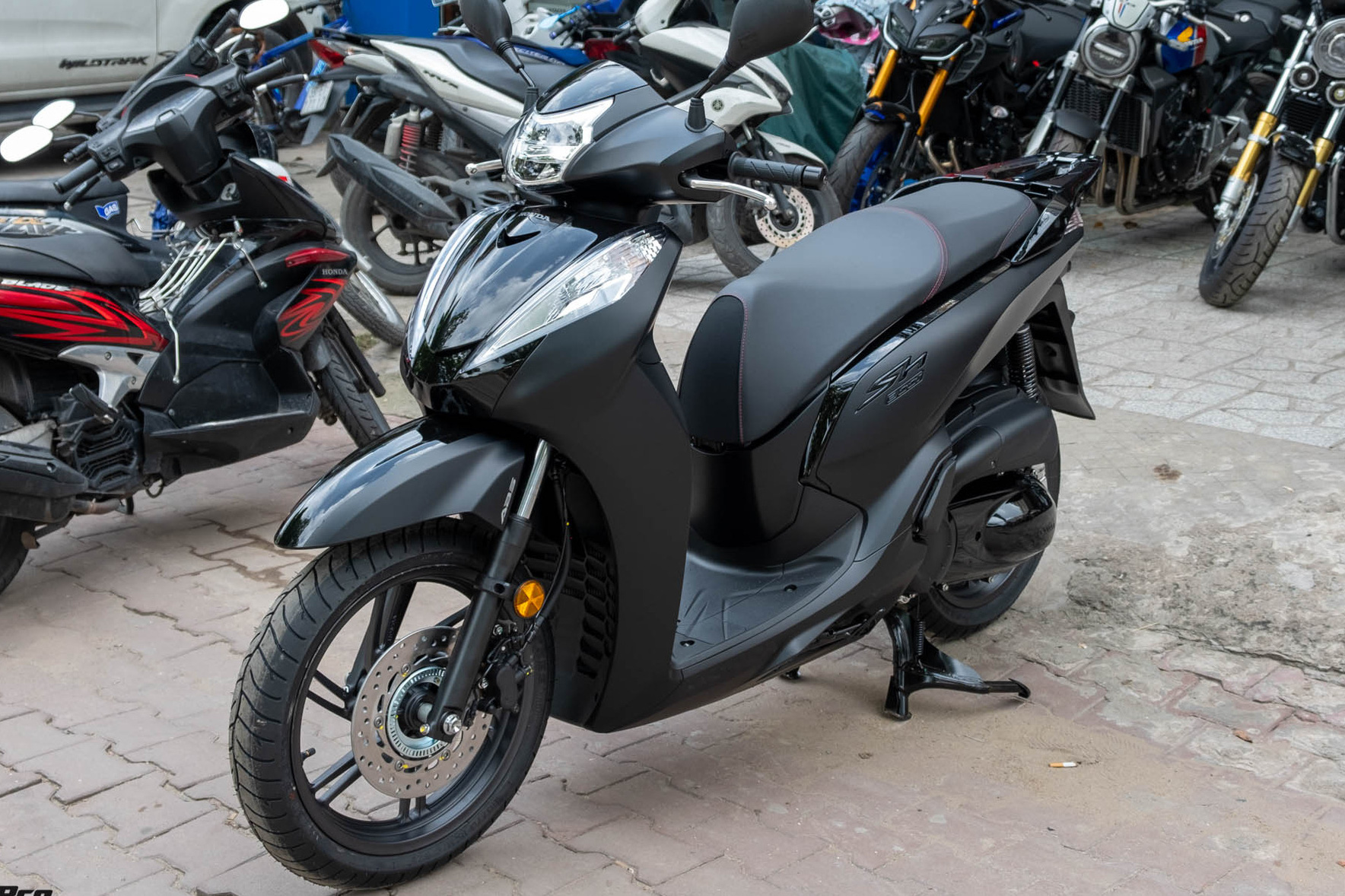 Chi tiết Honda SH300i Total Black 2020 đầu tiên về Việt Nam: Nhập Ý, giá trên dưới 300 triệu đồng