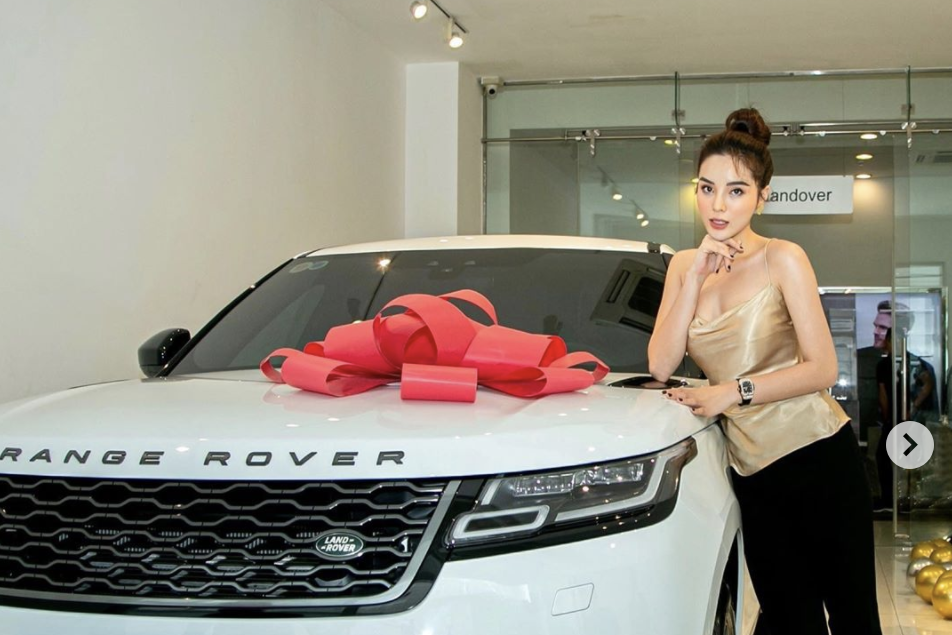 Hoa hậu Kỳ Duyên sắm Range Rover Velar giá 5,4 tỷ, fan vào khen: ‘Bằng tuổi mà tớ mới mua được SH’
