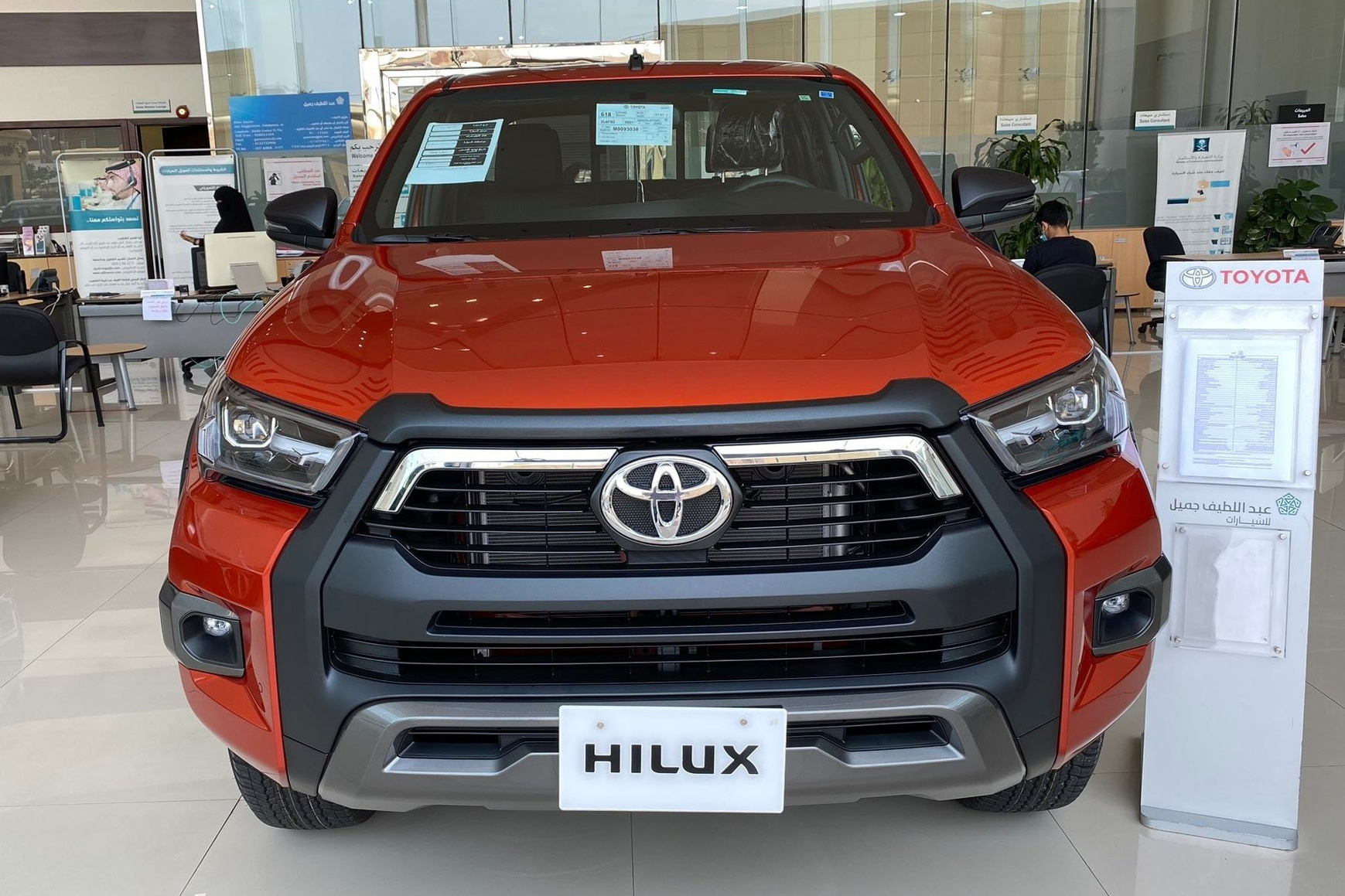 Đại lý ồ ạt chào cọc Toyota Hilux 2021 tại Việt Nam: Giá dự kiến không đổi, đầu xe giống RAV4, đe doạ Ford Ranger