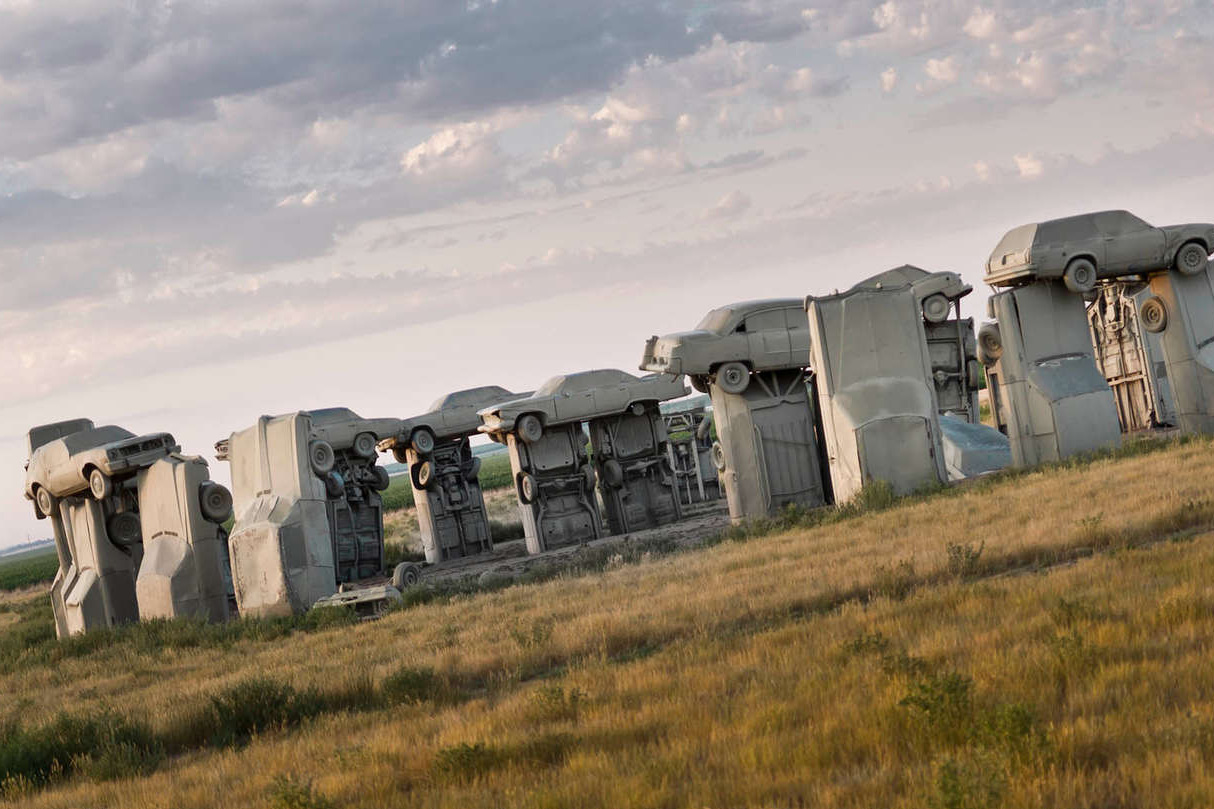 Bãi xe Carhenge: Bản sao Stonehenge khổng lồ với những chiếc ô tô cắm đầu xuống đất giữa hư không