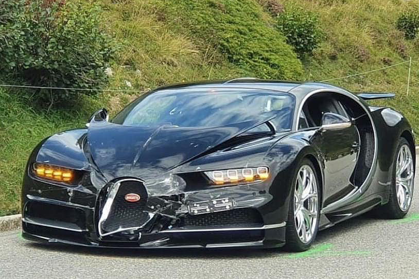 Siêu phẩm Bugatti Chiron cùng Porsche 911 'nát đầu' trong tai nạn triệu đô