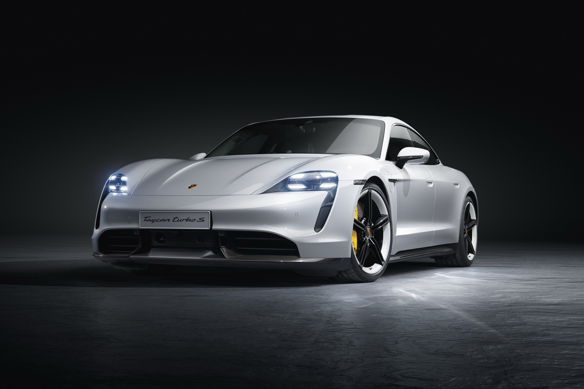 Ra mắt chưa lâu, Porsche Taycan đã được ưu ái nâng cấp phiên bản mới