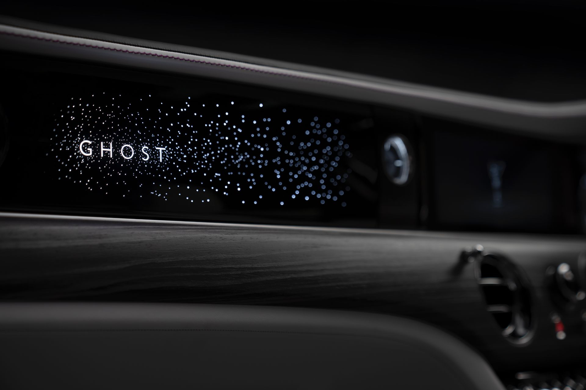 Rolls-Royce Ghost thế hệ mới lộ chi tiết bầu trời sao mini lạ với 90.000 ngôi sao lấp lánh