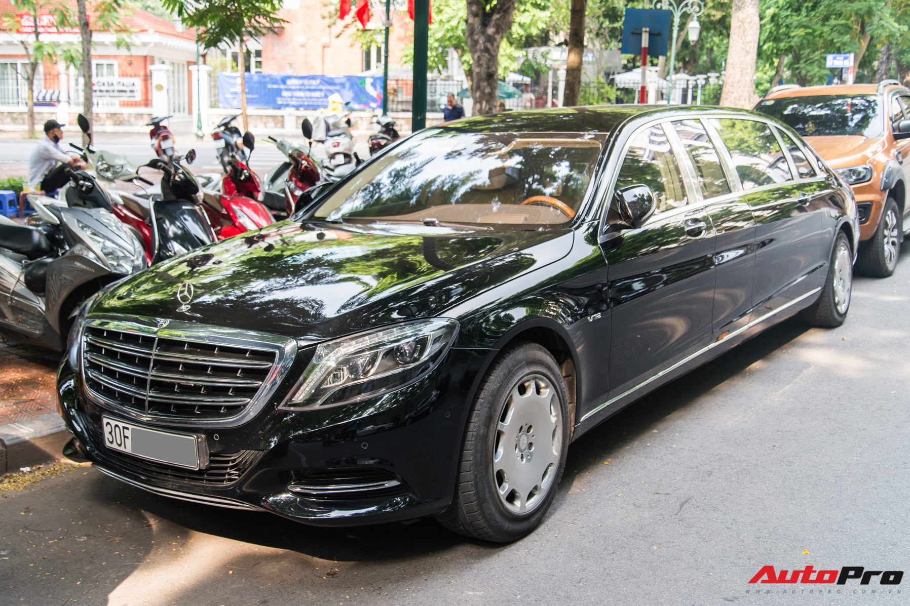 Mercedes-Maybach S600 Pullman của Chủ tịch tập đoàn FLC bất ngờ xuất hiện trên phố, chiều dài của xe gây ấn tượng