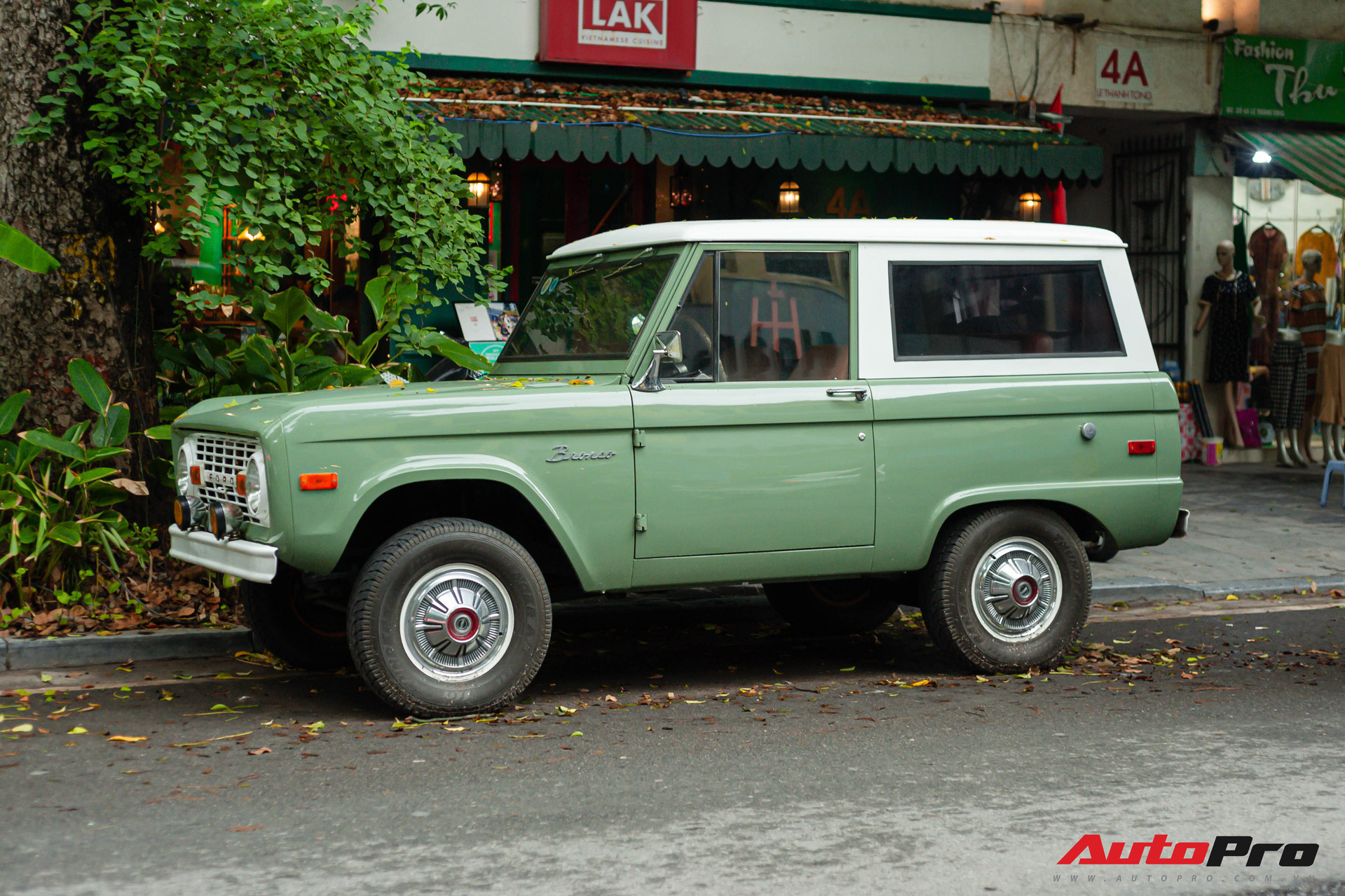 Hàng hiếm Ford Bronco thế hệ đầu tiên bất ngờ xuất hiện tại Hà Nội
