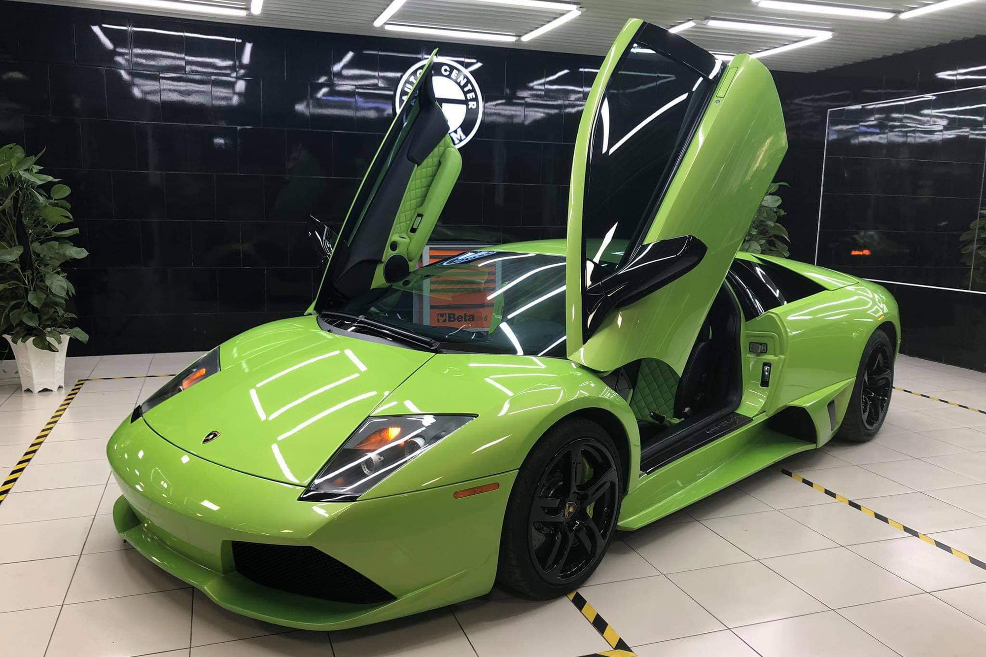 Lamborghini Murcielago xanh cốm độc nhất Việt Nam về tay doanh nhân Sài Gòn: 'Bộ cánh' hồi ở Hải Phòng được lột bỏ