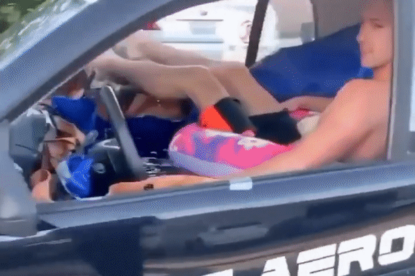 Biến ô tô thành ‘bể bơi mini” và cái kết của thanh niên khi xe mở cửa