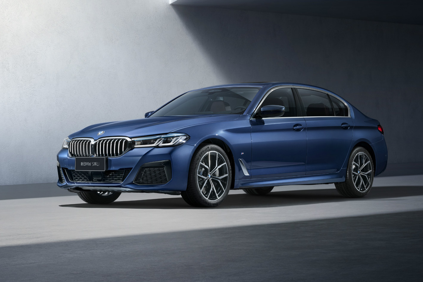 BMW 5-Series đời mới lần đầu lộ nội thất: Có điểm 'chạy theo' E-Class 2021