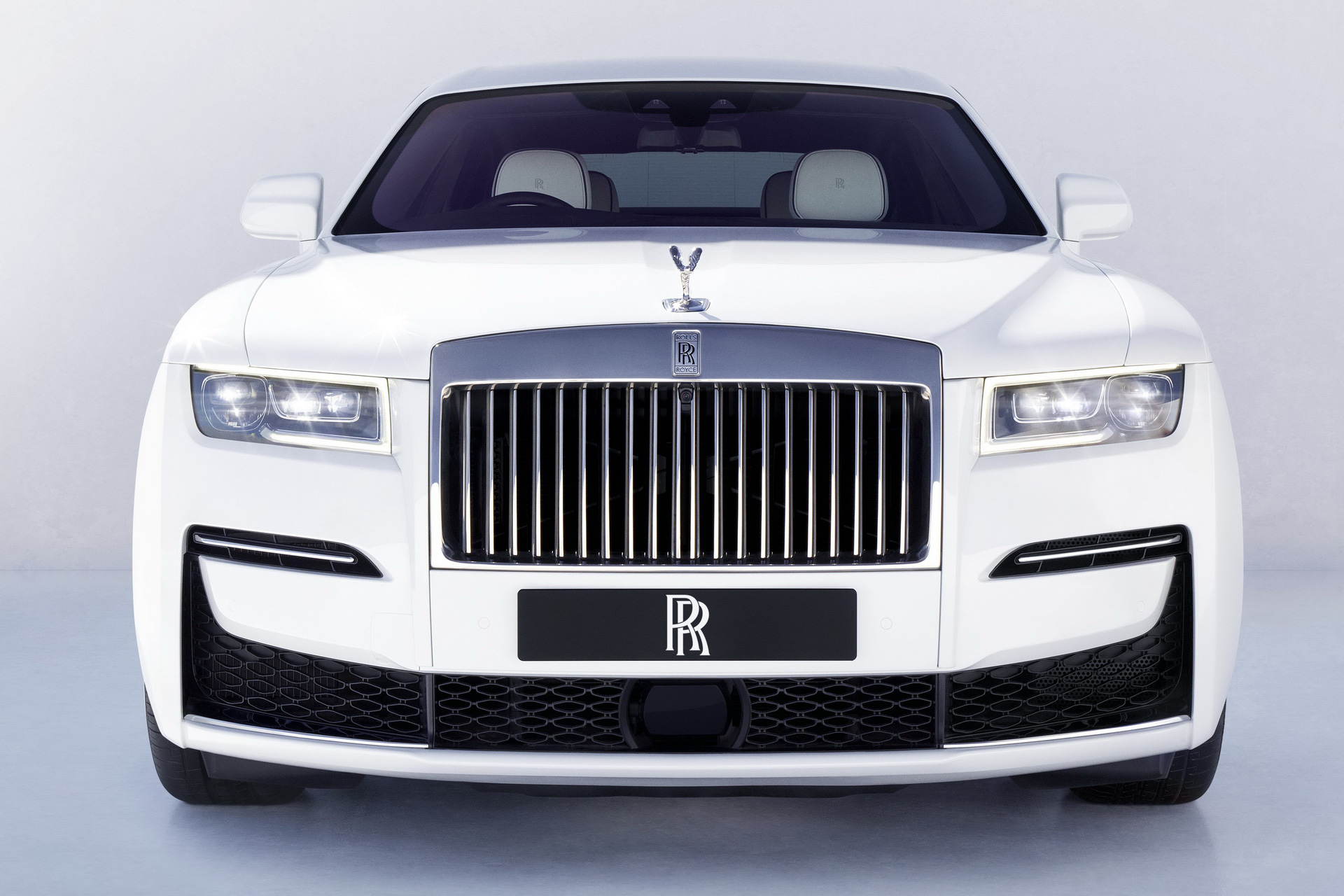 Rolls-Royce Ghost thế hệ mới trình làng: 'Bóng ma' với thiết kế 'mặt cười' ma mị, phá cách hẳn so với Phantom