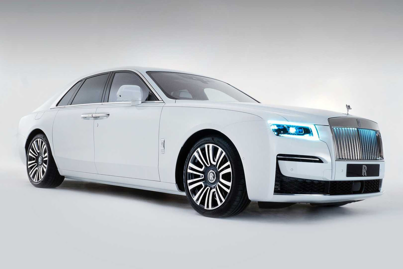 Rolls-Royce âm thầm sản xuất xe mới, khẳng định không tốn một giọt xăng