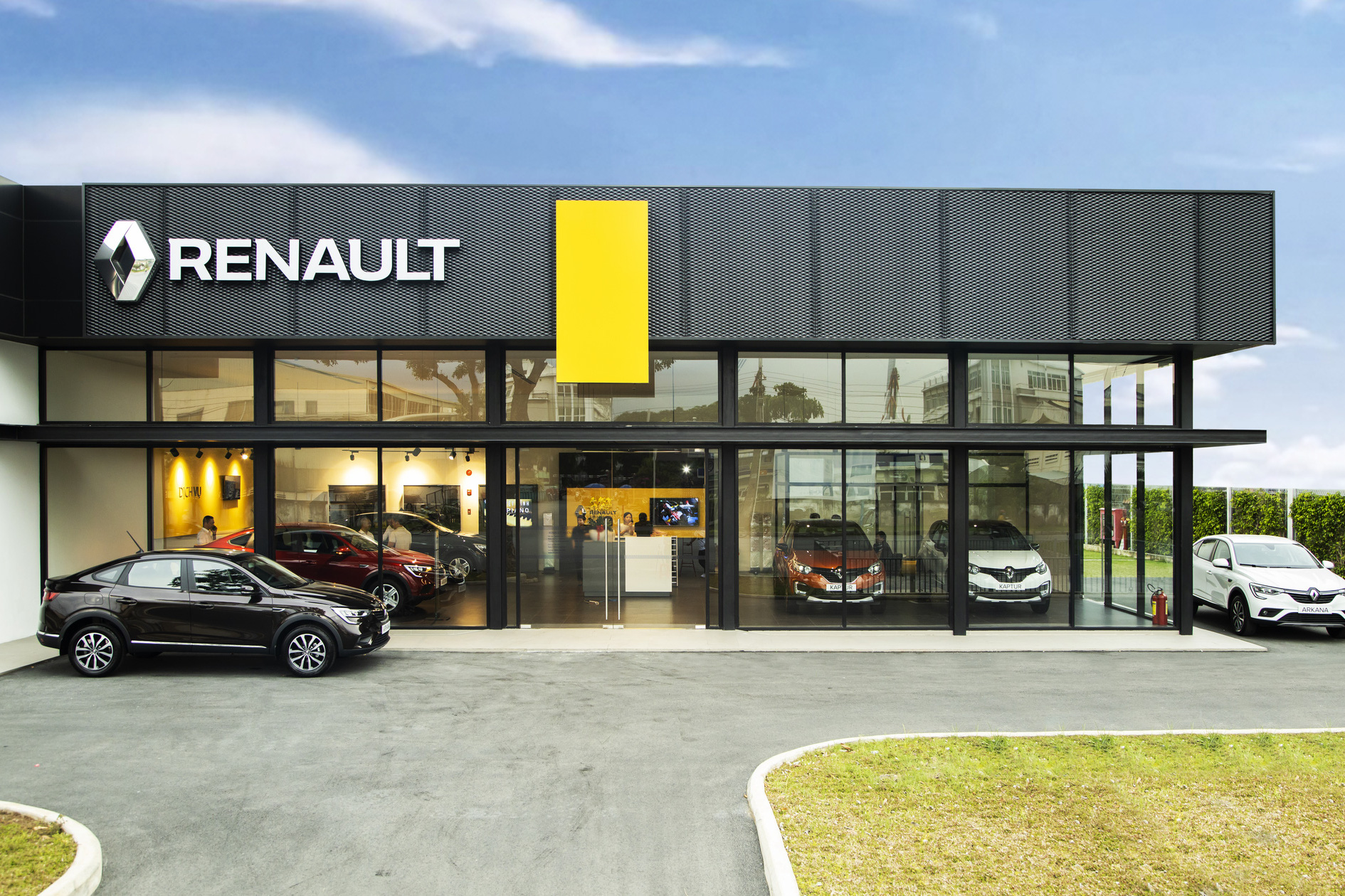 Renault trở lại Việt Nam, chung nhà với Lamborghini, Bentley và Aston Martin