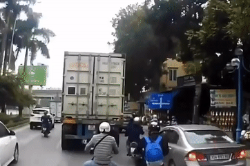 Pha vượt xe tải 'đi vào lòng đất': Người đàn ông bị 'cướp xe máy' trắng trợn giữa ban ngày