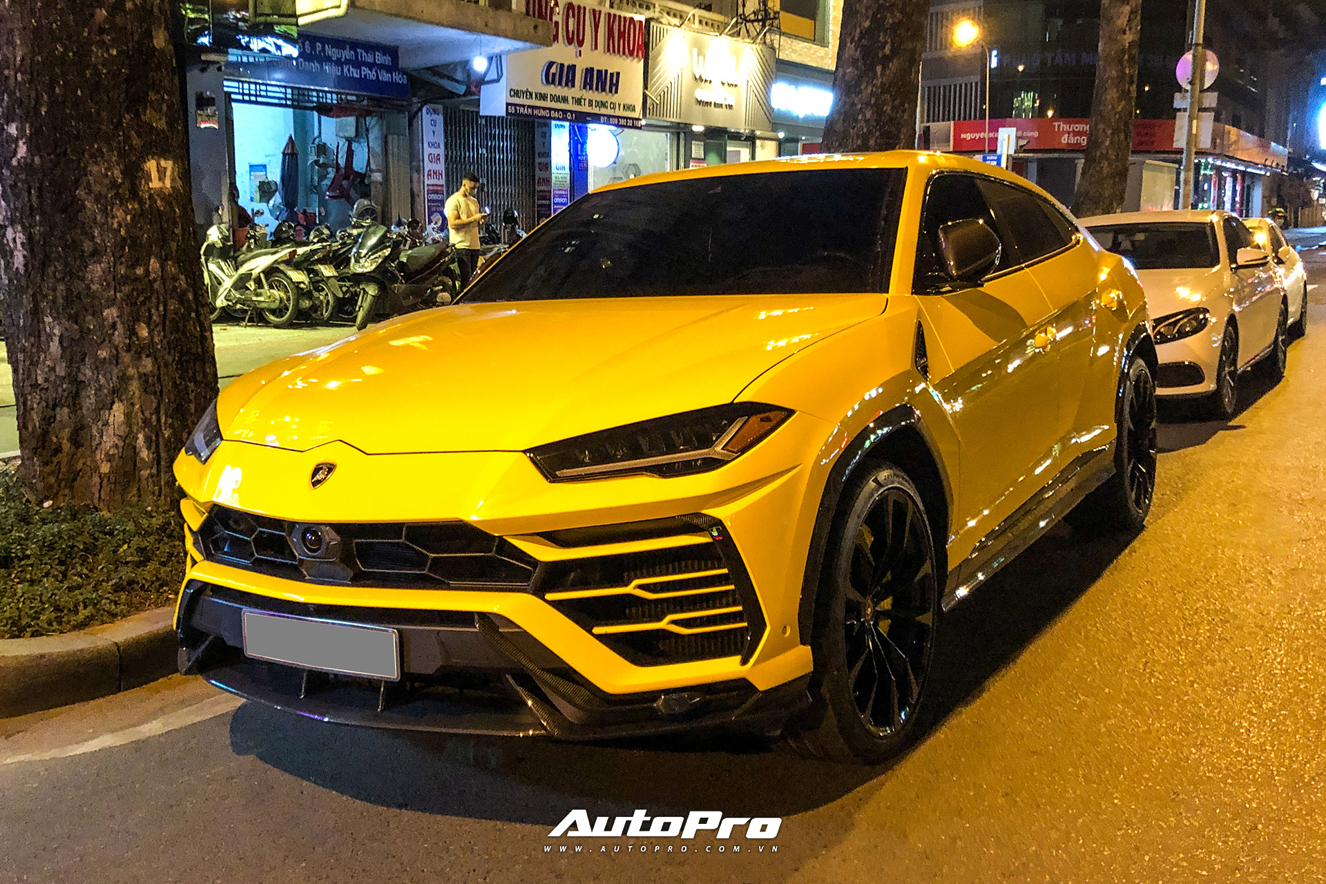 Lamborghini Urus vàng với gói carbon gây chú ý về tay người chơi Sài Gòn