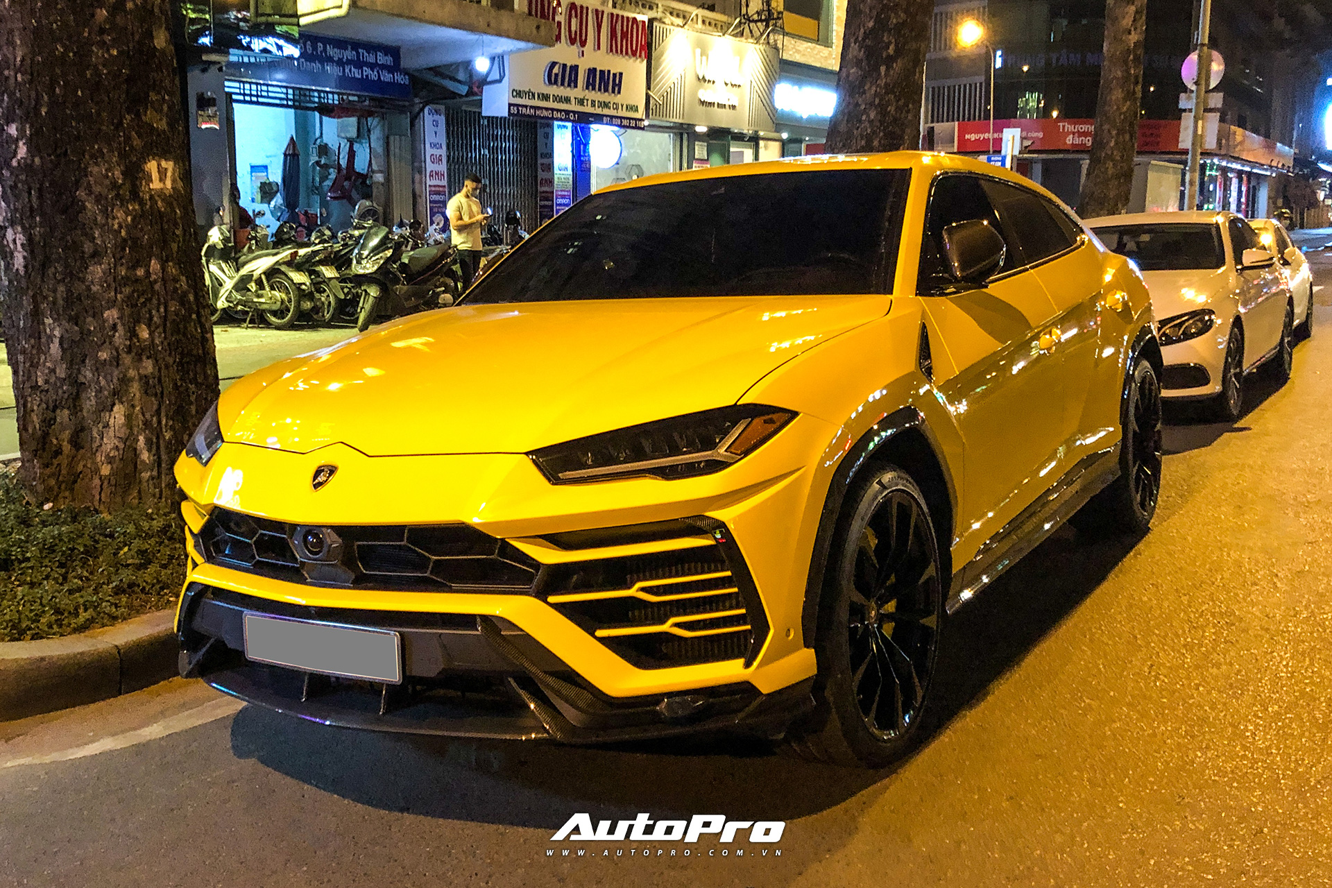 Lamborghini Urus vàng với gói carbon gây chú ý về tay người chơi Sài Gòn