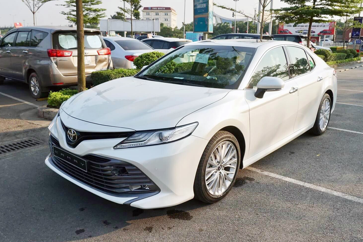 Sedan hạng D bán chạy nhất 2020: Toyota Camry vô địch, không đối thủ