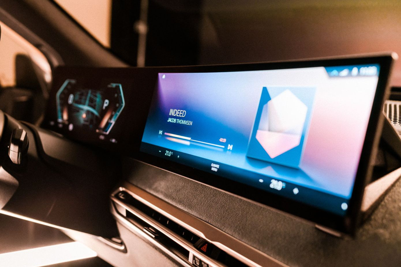 BMW công bố hệ thống iDrive đỉnh cao cho các chủ lực tương lai đối đầu màn 56 inch của Mercedes