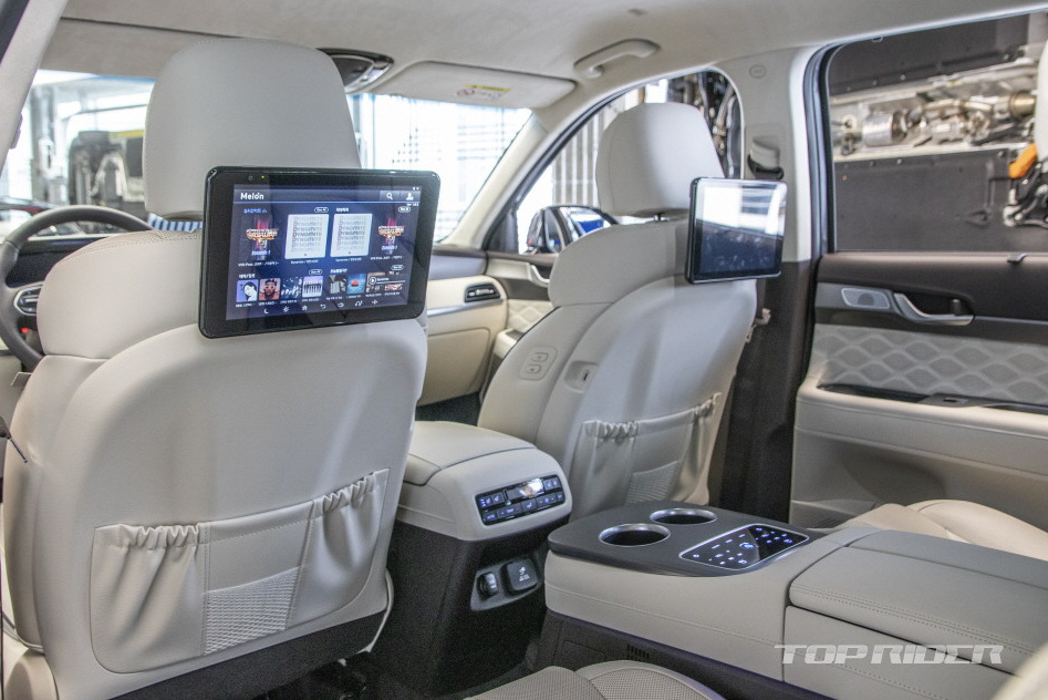 Ảnh thực tế Hyundai Palisade phiên bản VIP tại đại lý: Ghế sau đúng chất ông chủ, xịn không kém Maybach, giá quy đổi hơn 1,1 tỷ đồng