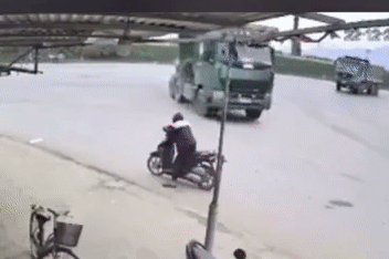 Ôm cua bất cẩn, tài xế 'tặng' cả chiếc lốp dự phòng cho người đàn ông đỗ xe máy bên đường