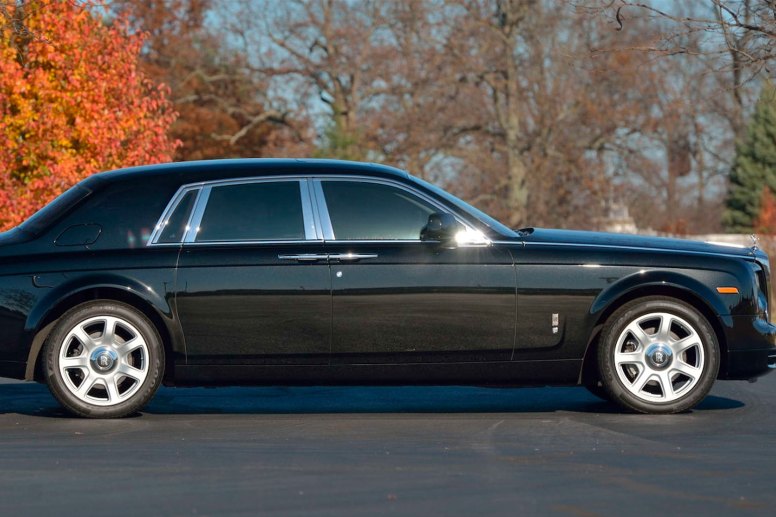 Rolls-Royce Phantom từng của tổng thống Donald Trump lên sàn: Giá đắt gấp đôi mặt bằng chung, tình trạng xe đáng lưu tâm