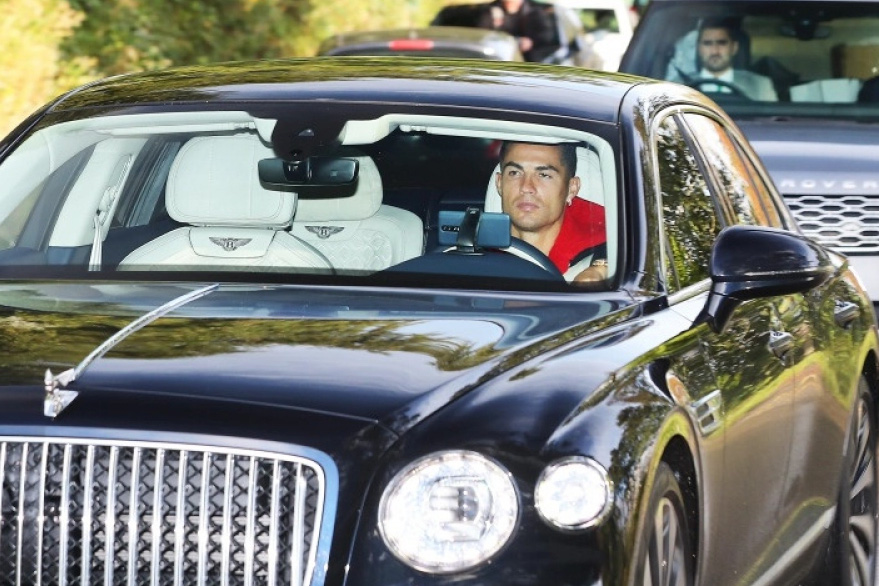 HLV tạm quyền của MU có thể cấm Ronaldo cùng dàn sao đi siêu xe đắt tiền, chỉ được dùng xe của hãng này