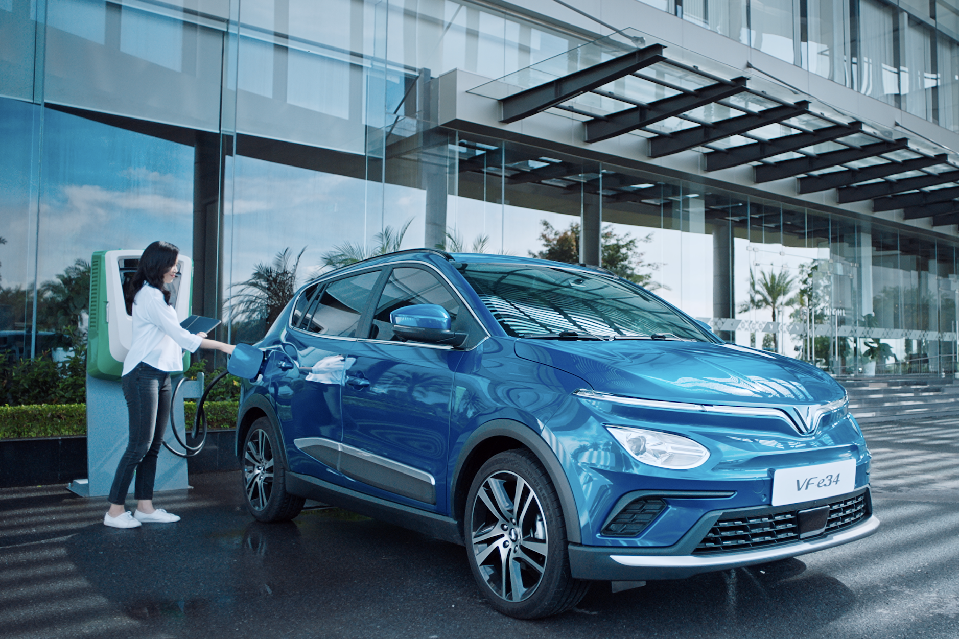 Có muôn kiểu cổng sạc, nhưng chủ xe VinFast VF e34 thì hoàn toàn có thể ‘kê cao gối ngủ’