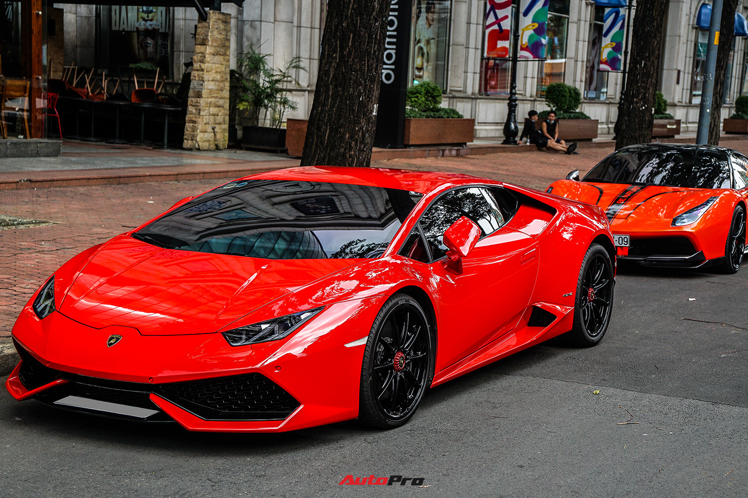 Vợ chồng ca sĩ Đoàn Di Băng mang Lamborghini Huracan mới tậu dạo phố Sài Gòn, được hộ tống bởi một siêu xe đặc biệt khác