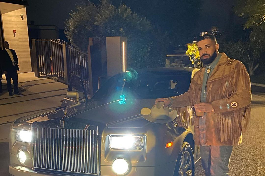 Rapper giàu bậc nhất thế giới được tặng chính chiếc Rolls-Royce hồi nghèo khó phải đi thuê để đánh bóng tên tuổi