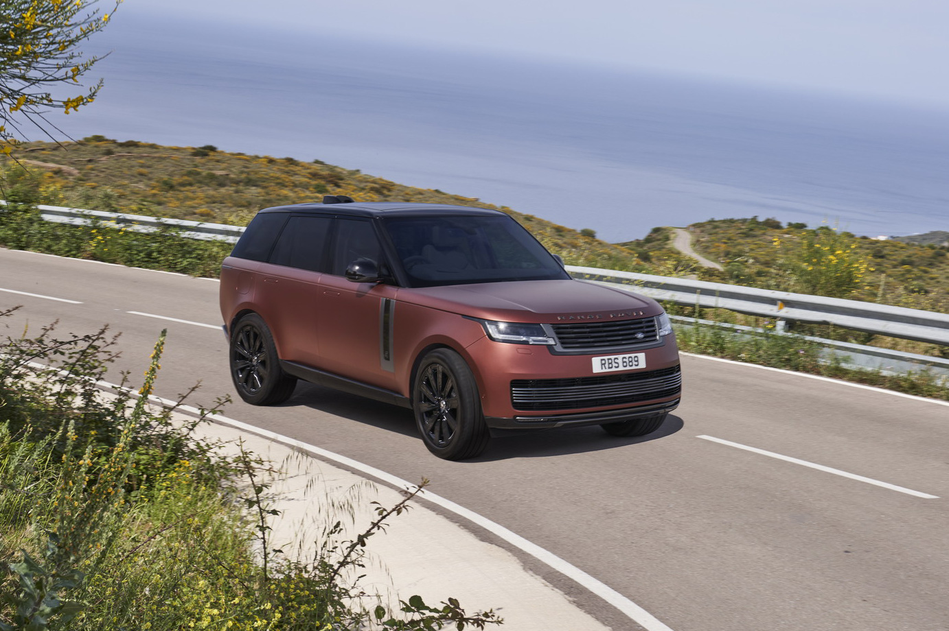 Range Rover Sport 2023 lộ những chi tiết đầu tiên trước ngày ra mắt
