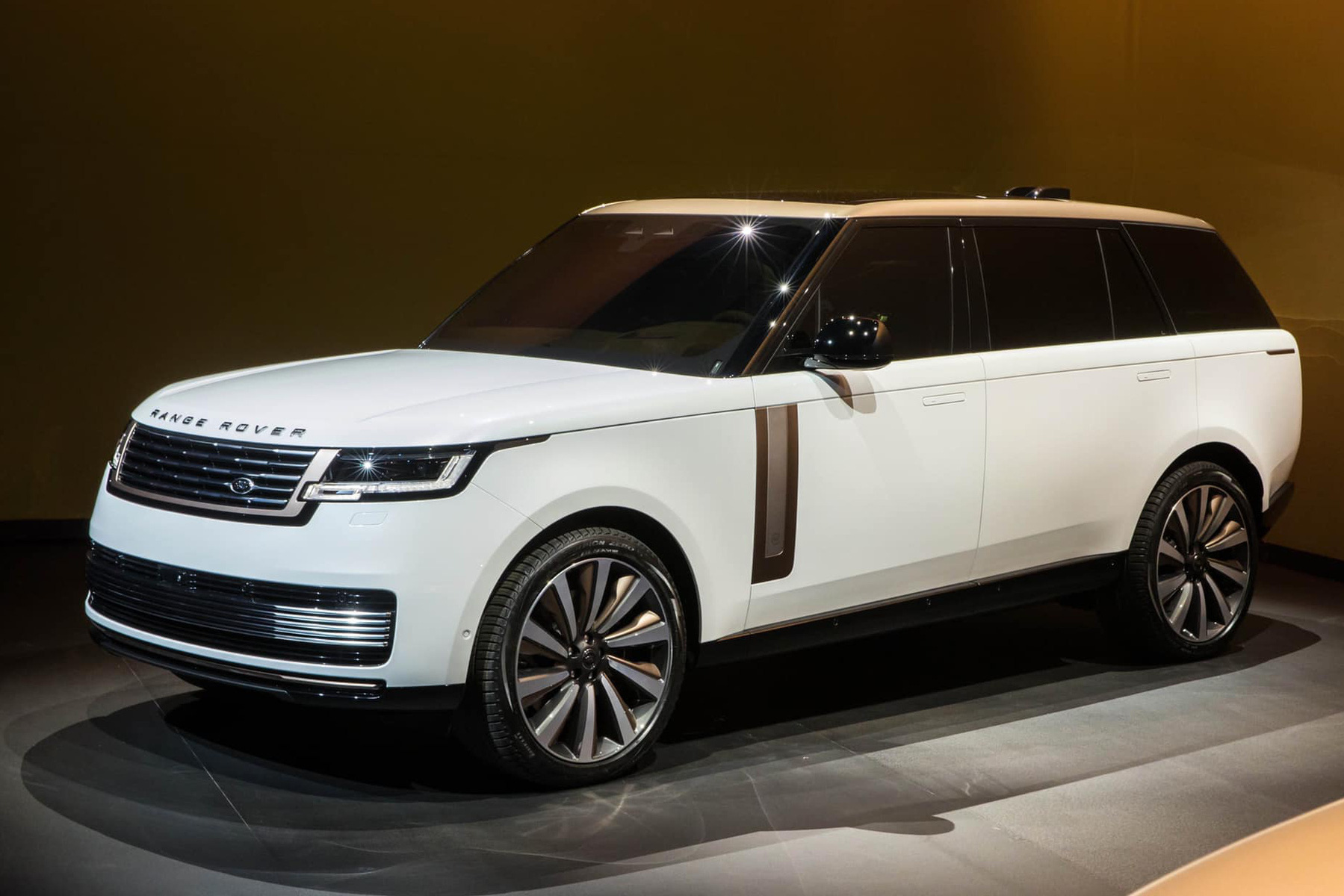 Ra mắt Range Rover 2022: Giá từ 10,879 tỷ đồng, thiết kế đỉnh cao, đã có đại gia Việt chốt đơn cọc