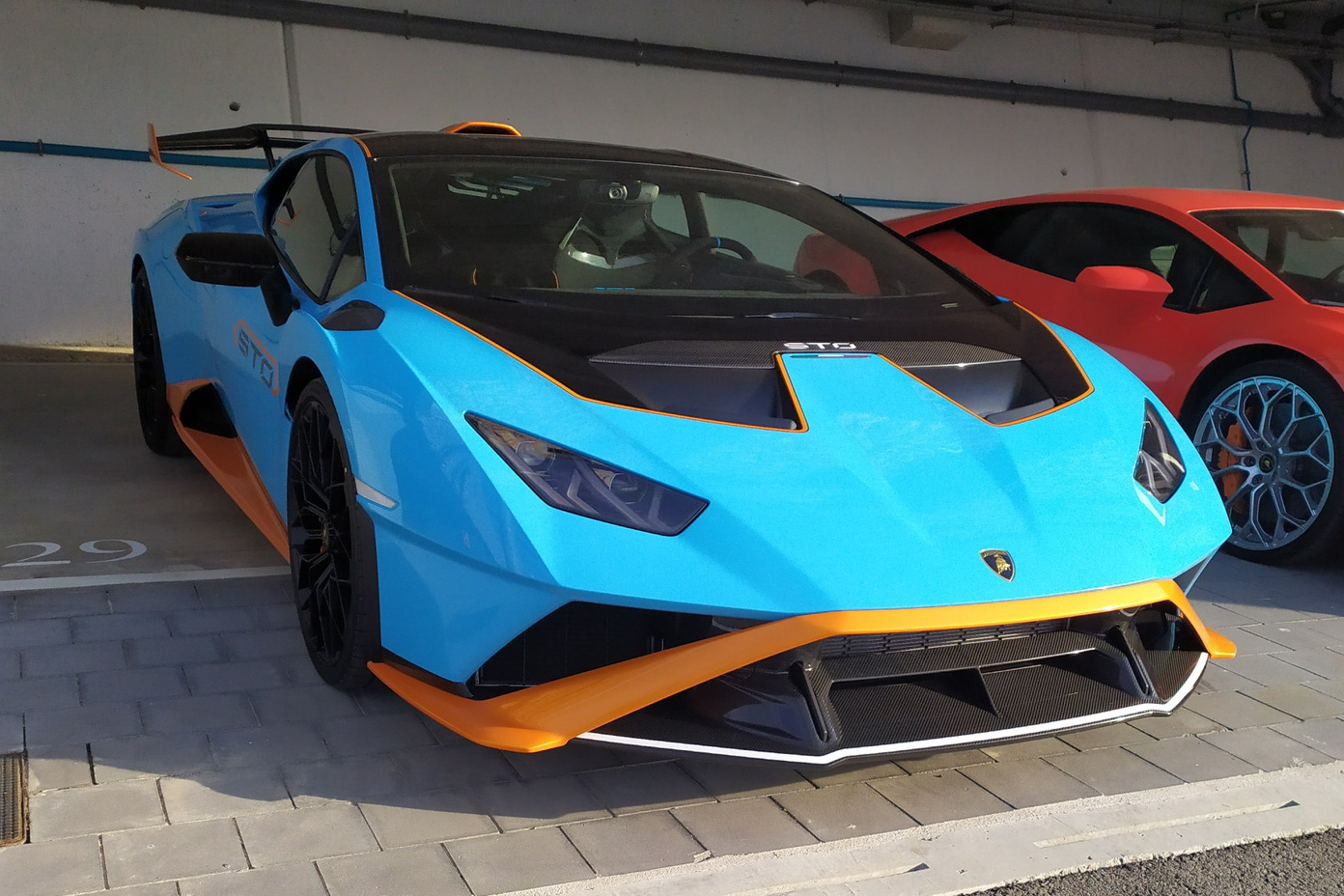 Lamborghini Huracan mạnh và đắt tiền nhất có mặt tại Việt Nam: Màu sơn độc, từng được Minh Nhựa ra kèo mua