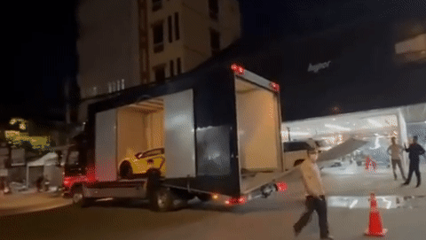 Doanh nhân bán xe tại Sài Gòn chi tiền tỷ sắm Mẹc chuyên chở siêu xe, đưa Lamborghini Aventador vào đúng chuẩn showroom di động - Ảnh 3.