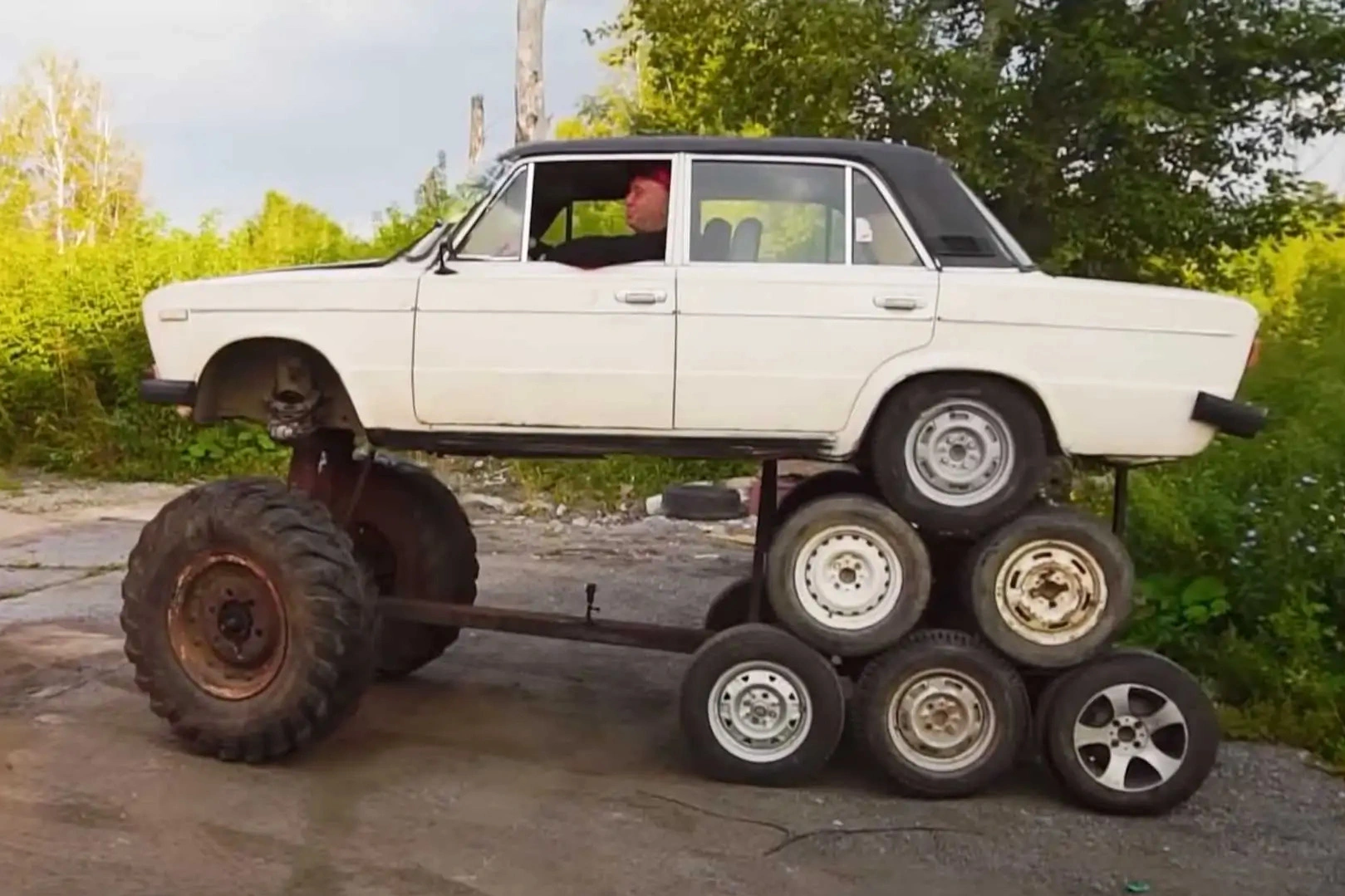 Dân chơi Nga không làm ta thất vọng: Độ xe 14 bánh xếp như kim tự tháp