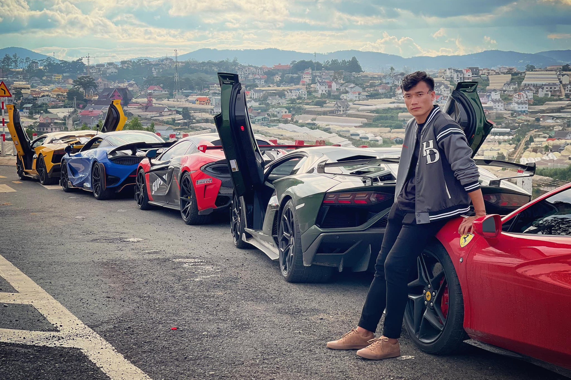 Thủ môn Bùi Tiến Dũng cầm lái Ferrari F8 Tributo cùng loạt đại gia Sài Gòn và dàn xe hàng chục tỷ đồng tới Đà Lạt
