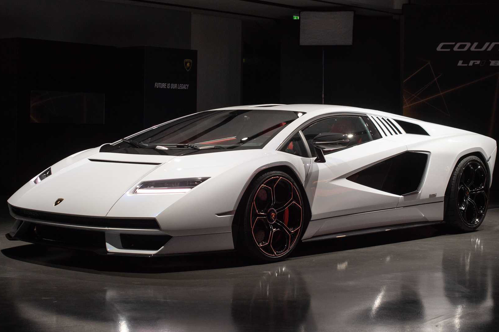 Lamborghini Countach lộ mặt vận hành ngoài thực tế: Thêm tiếc nuối cho đại gia chưa kịp xuống tiền