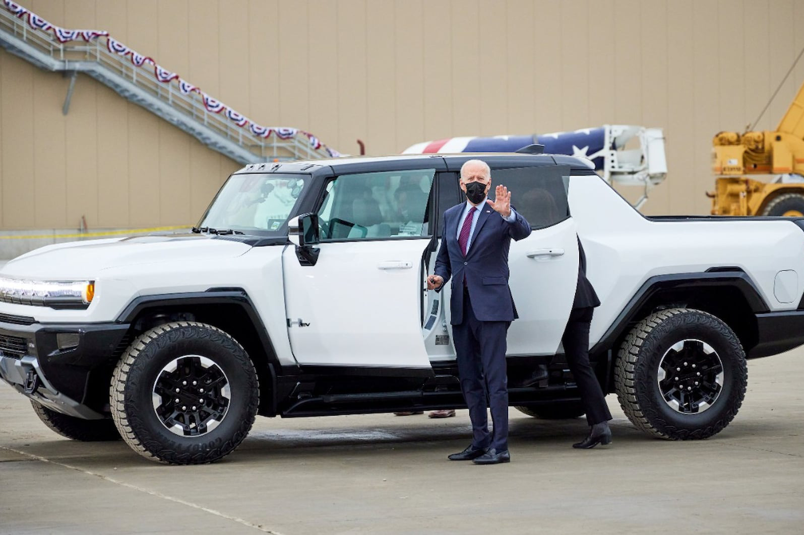 Tổng thống Mỹ vít hết ga GMC Hummer EV 1.000 mã lực làm đội ngũ an ninh và hậu cần hết hồn