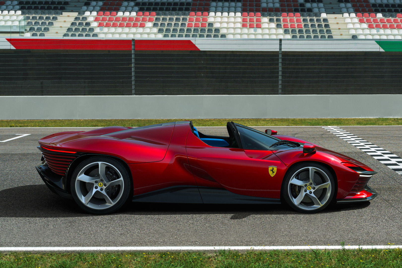 Cựu giám đốc thiết kế Ferrari chê ỏng eo siêu xe 2,3 triệu USD mới: 'Ấn tượng nhưng không đẹp'
