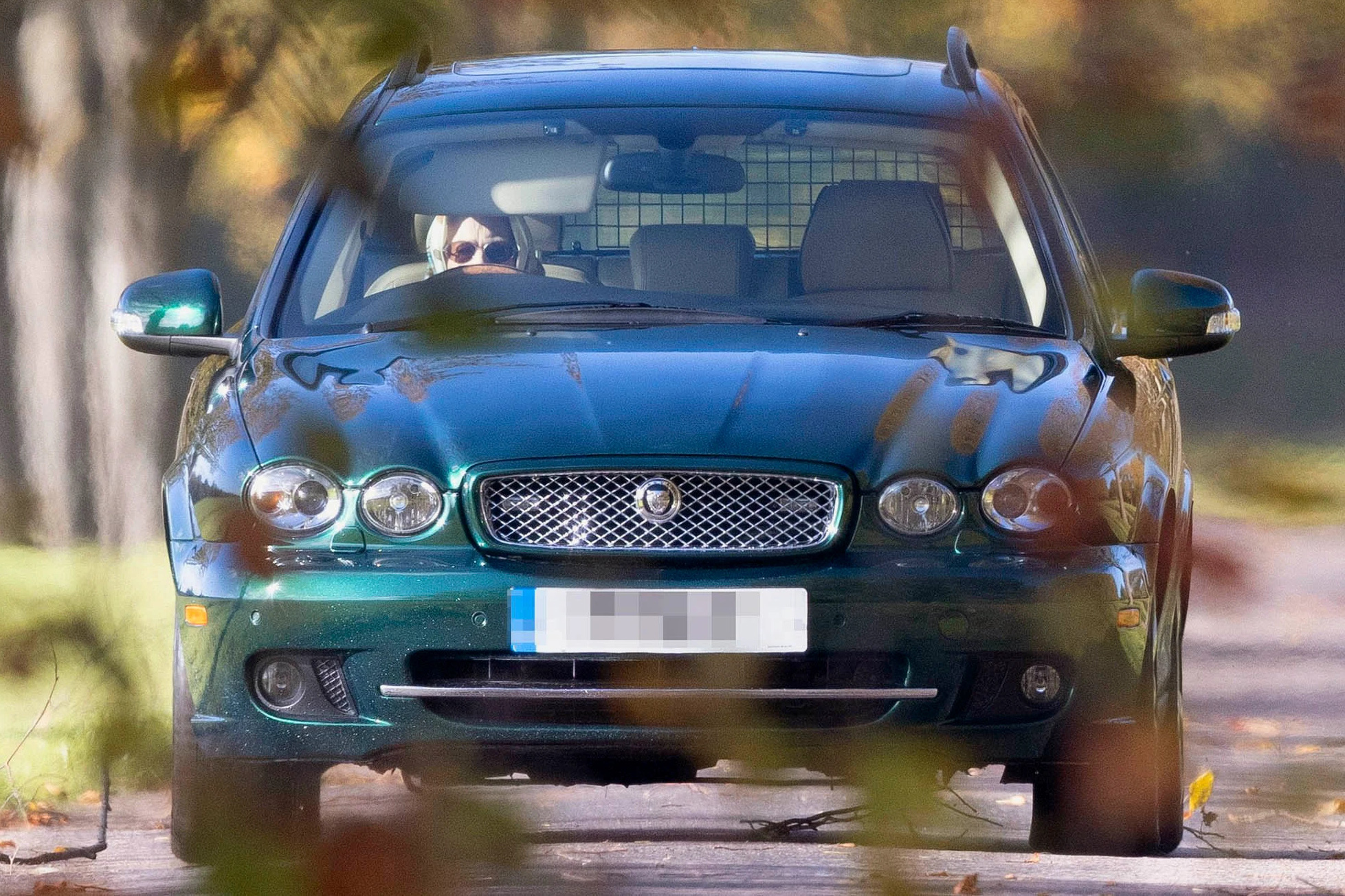 Đã 95 tuổi nhưng Nữ hoàng Anh vẫn khiến giới chơi xe nể phục: Rolls-Royce, Bentley có đủ nhưng hơn 30 chiếc Jaguar, Land Rover mới gây chú ý